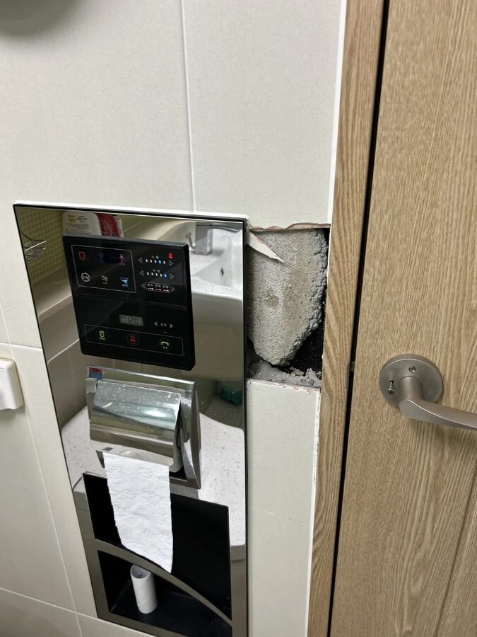 안양 욕실타일교체 전 문틀 옆 파손된 타일