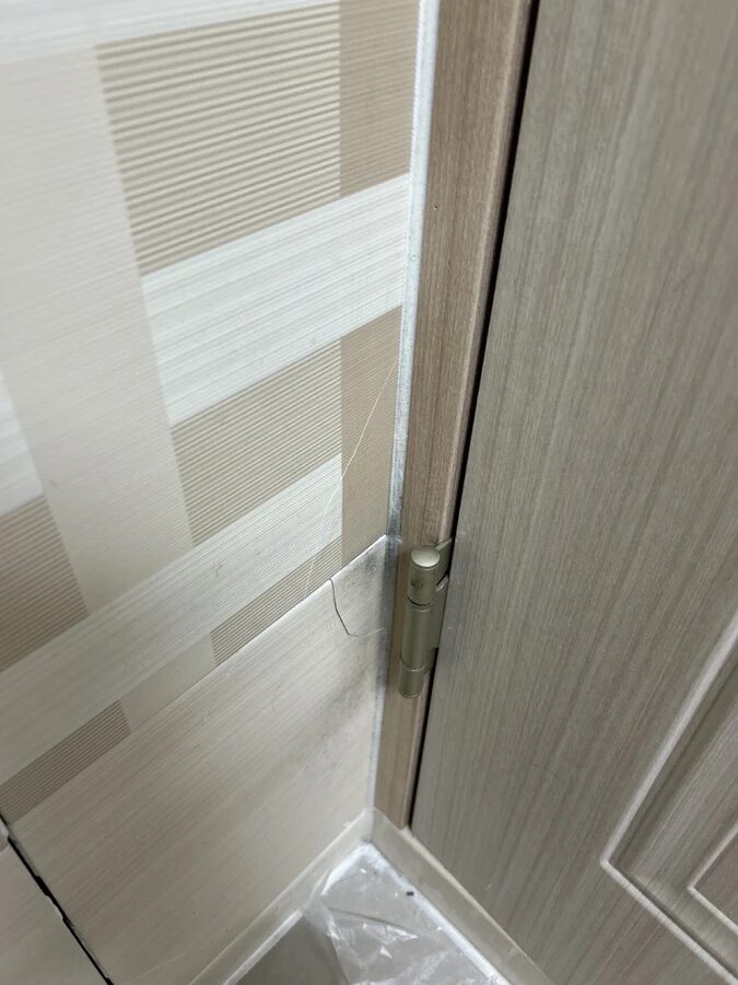 부천 욕실타일교체 전 문틀 옆 갈라진 타일