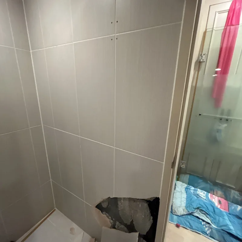 떨어진벽타일부분교체 작업 전 하단 벽타일이 탈락한 상태