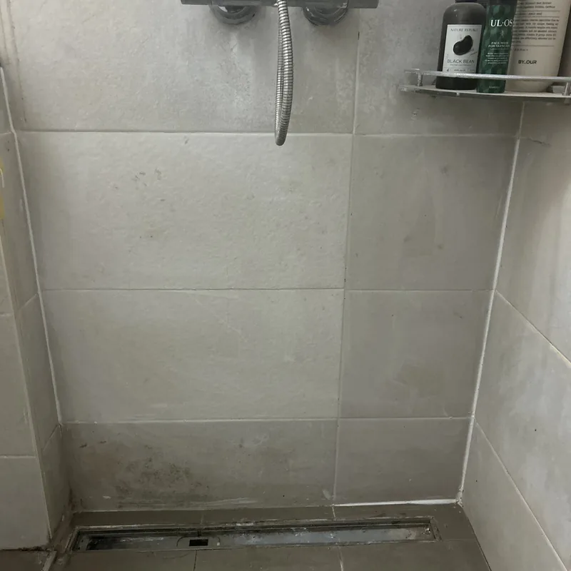 들뜬욕실타일부분교체 작업 후 정리된 샤워벽 타일 상태
