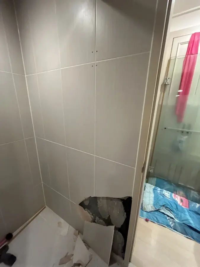 월세집원상복구 전 조각이 떨어진 벽타일 파손 상태