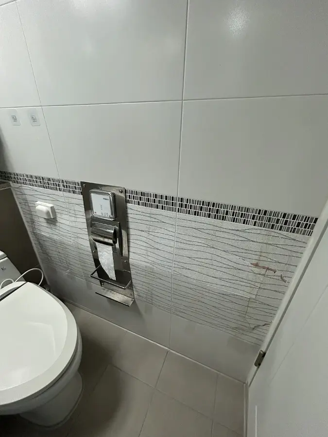 화장실부분수리 전 물 얼룩과 균열이 함께 있는 벽타일 상태